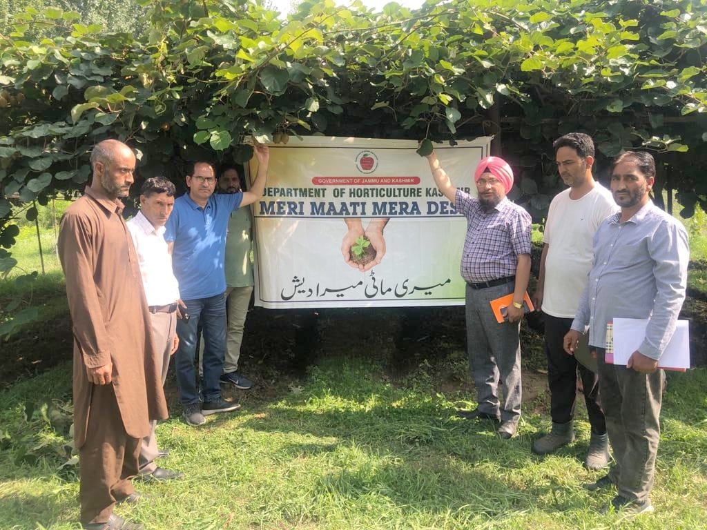 Director Horticulture Kashmir tours various areas of Baramulla
