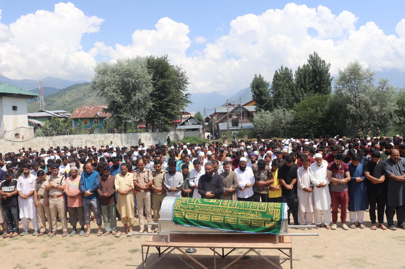 Hundreds attend funeral of slain soldier in Bandipora