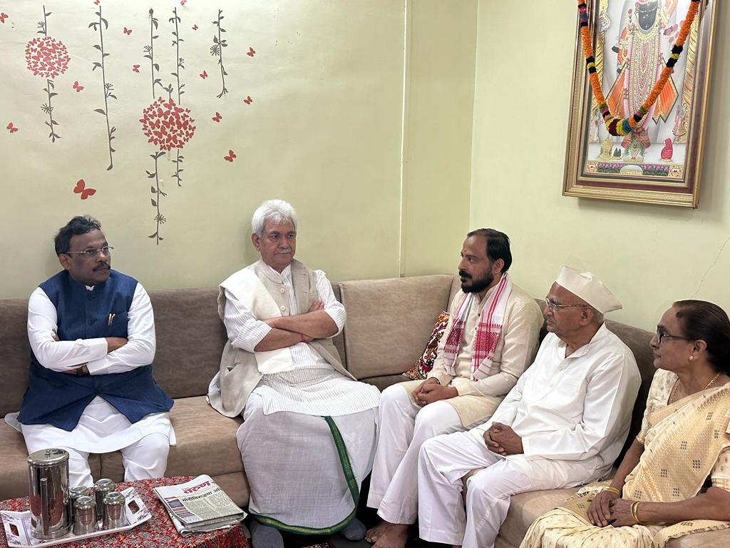 LG meets family of Late Madan Das Devi