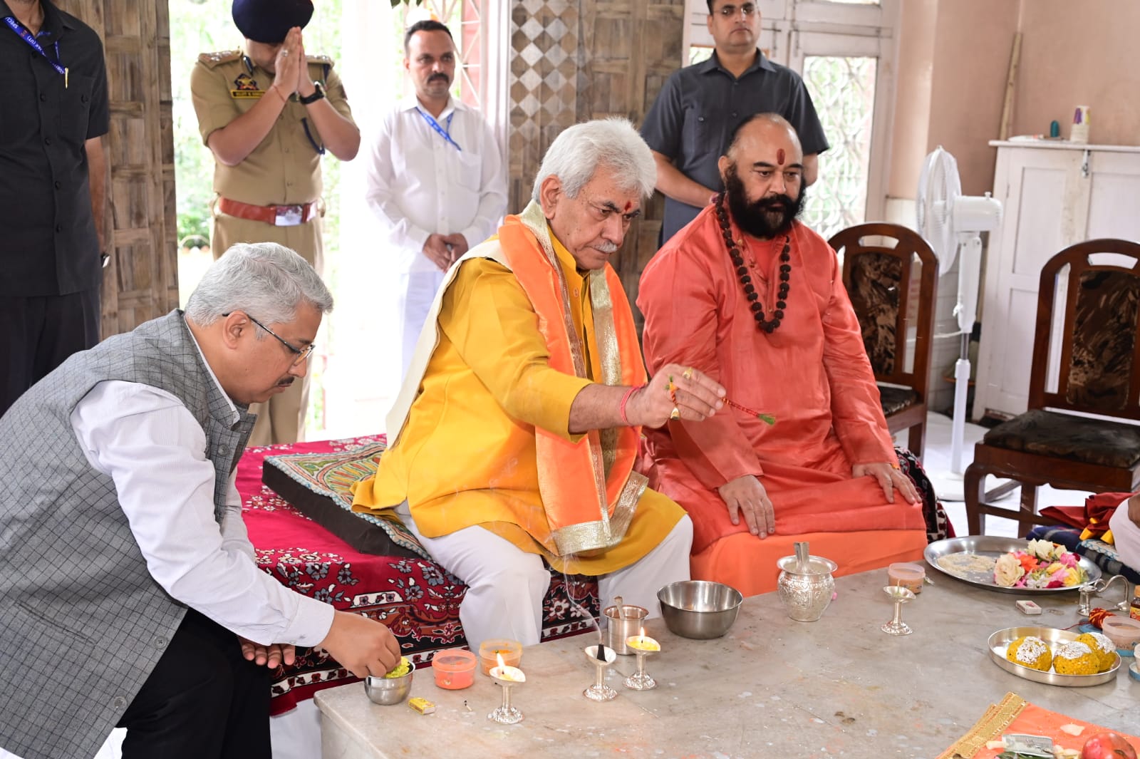 LG Sinha pays obeisance to ‘Chhari Mubarak’ at Srinagar temple