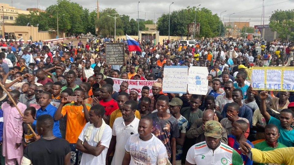 Hundreds rally in Niger, denouncing France, as the country’s new junta seeks to justify its coup