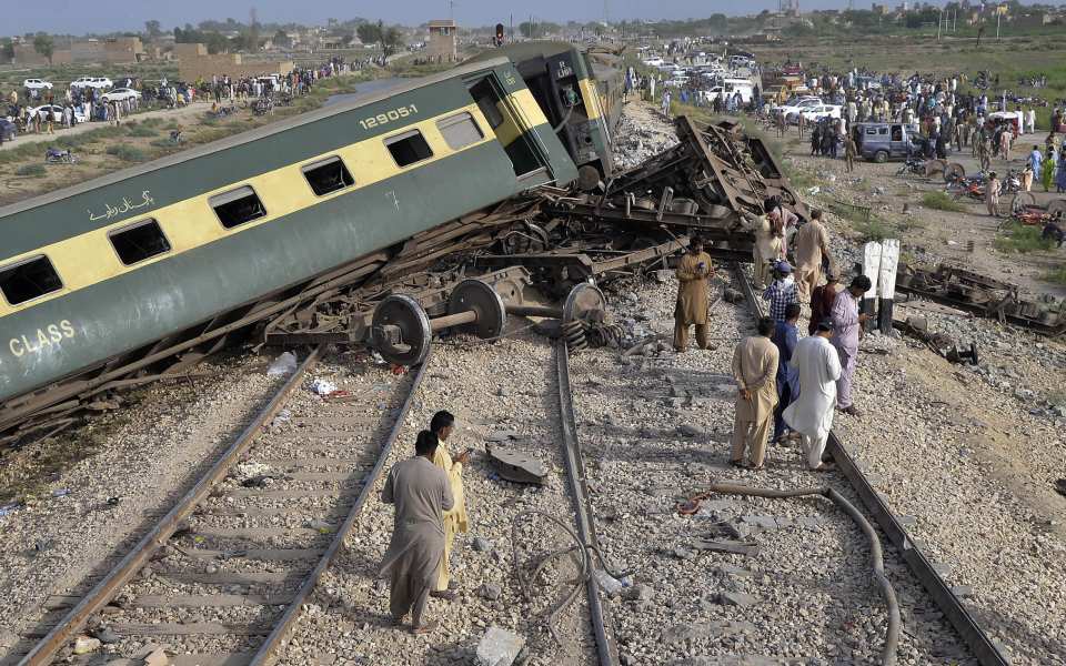 22 killed, nearly 100 injured in train accident in Pakistan