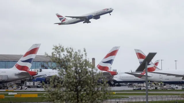 Planes leaving and flying to Britain grounded following ‘technical issue’, thousands stuck on tarmac