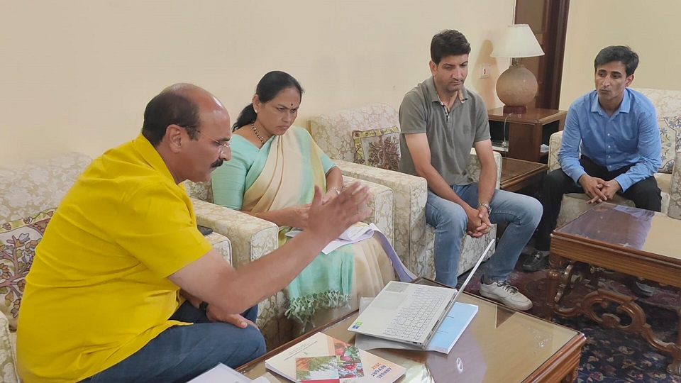 Union MoS AFW reviews functioning of Agriculture, Horticulture Deptts, ICAR-CITH Srinagar