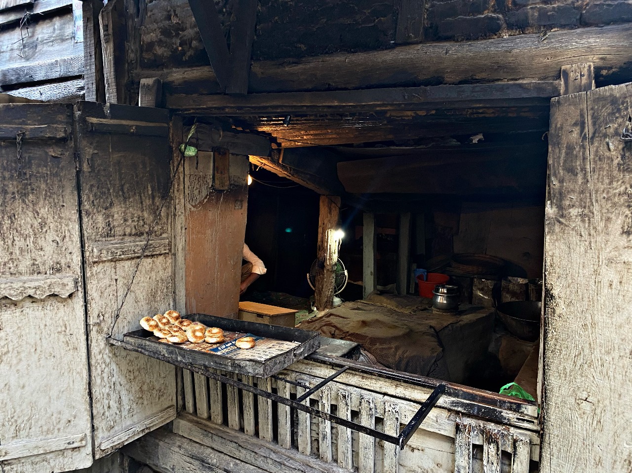 200-year-old bakery shop “Bat Kandur” becomes a culinary icon in Srinagar’s Aali Kadal