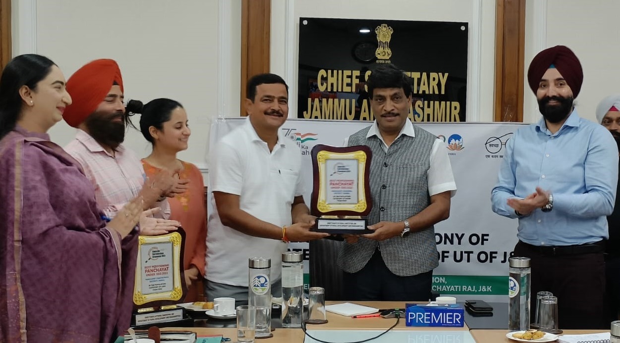 CS felicitates top-performing panchayats under Swachh Survekshan Grameen 2023