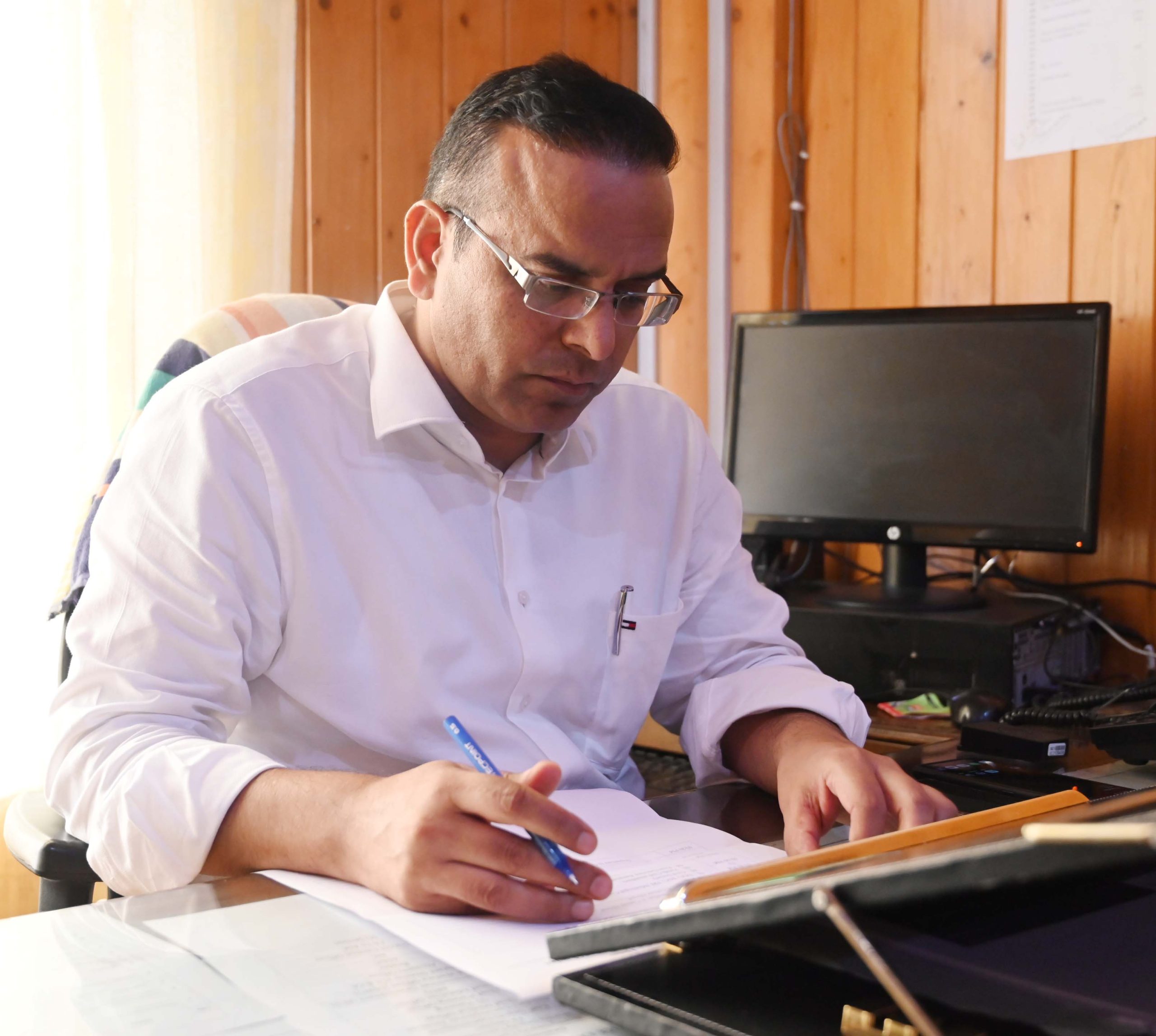 Dr Zakir Hussain Faaz assumes charge as ADC Shopian