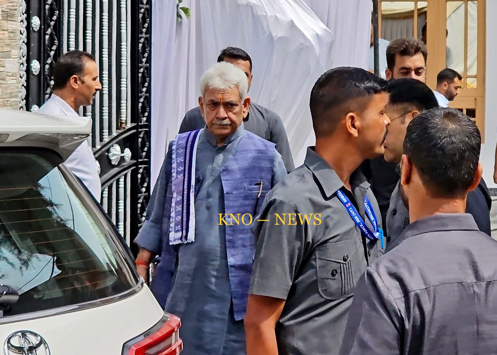 LG Sinha visits DySP Humayun’s residence in Humhama