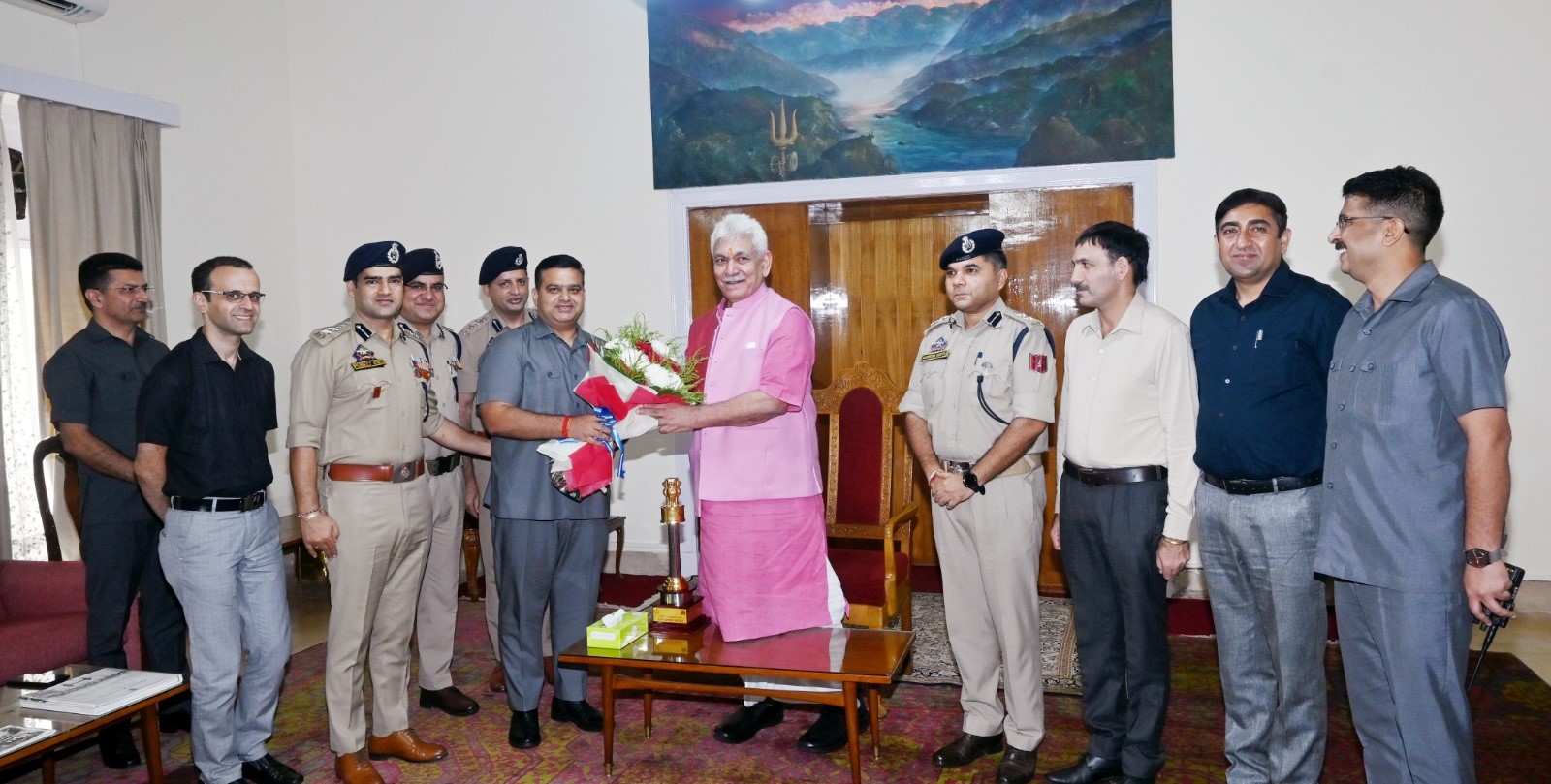 Delegation of JKPS Officers, Padma Shri Balwant Thakur call on LG