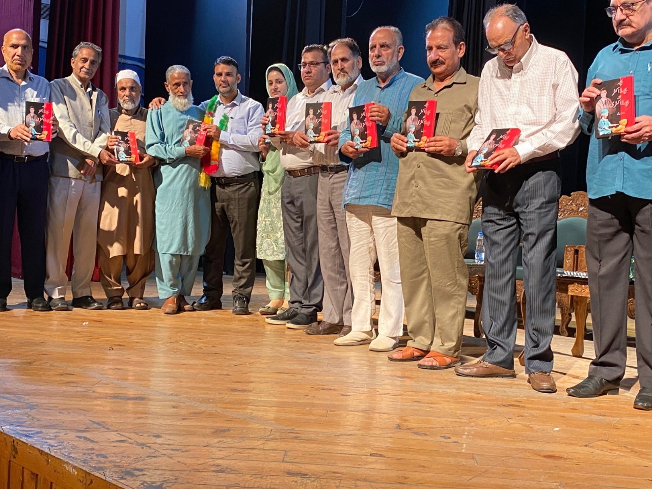 Dr Showkat launches book titled “Bache, Bache Doctor Te Bache Doctory” 