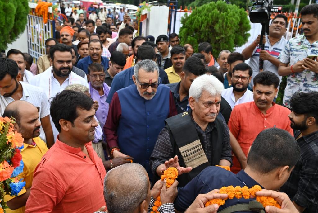 LG Sinha, Union Minister Giriraj Singh pay tributes to Rashtrakavi Ramdhari Singh Dinkar