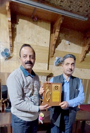 Capt Rakesh Mattas delivers a talk at S. P. College