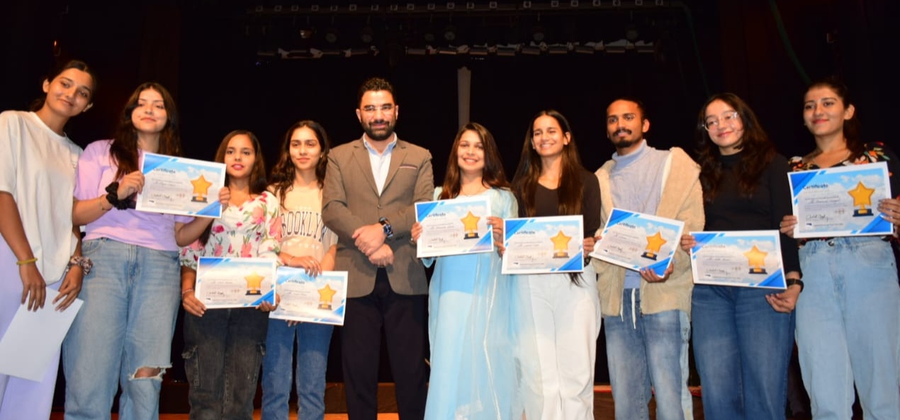 Dr Abid felicitates JKAACL artists at Tagore Hall