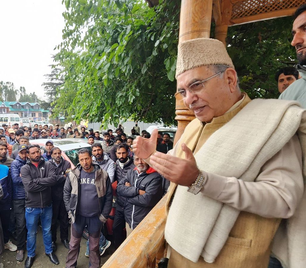 Gulmarg’s tour guides, other stakeholders apprise GH Mir of their issues