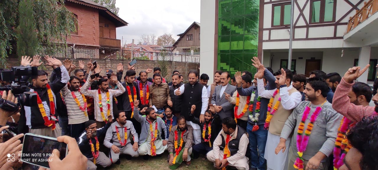 Gulmarg’s tour guides, other stakeholders apprise GH Mir of their issues