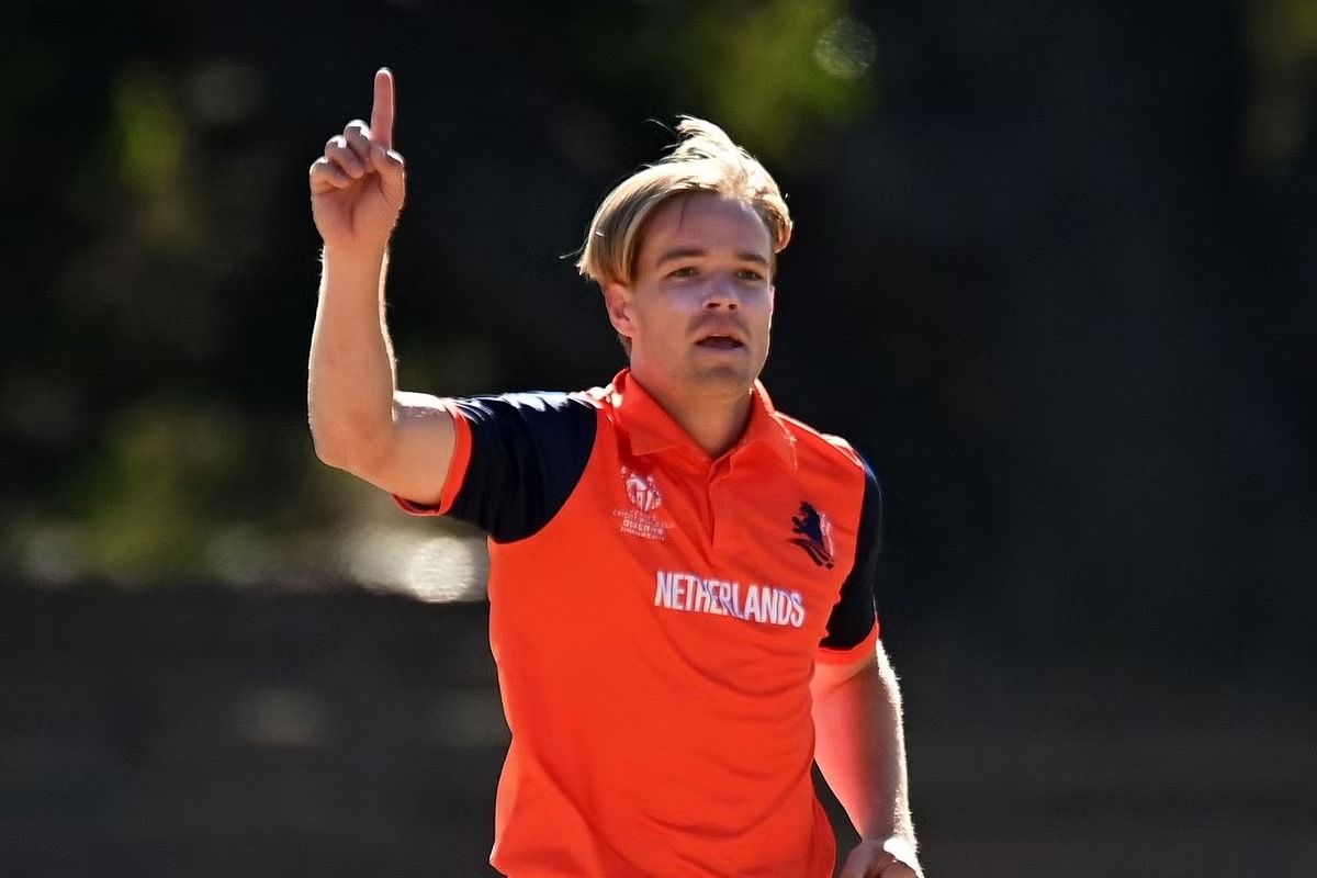 Bas de Leede stars as Netherlands limit Pakistan to 286