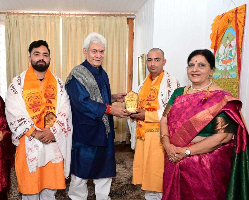 LG felicitates recipients of Social Bravery Award