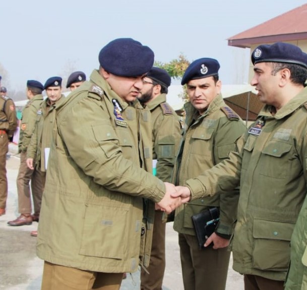 Kashmir police chief reviews security in Kulgam