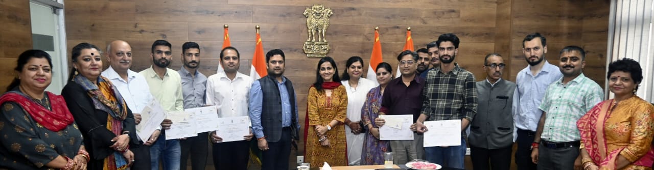 Prerna Puri felicitates winners of DIPR Logo redesigning