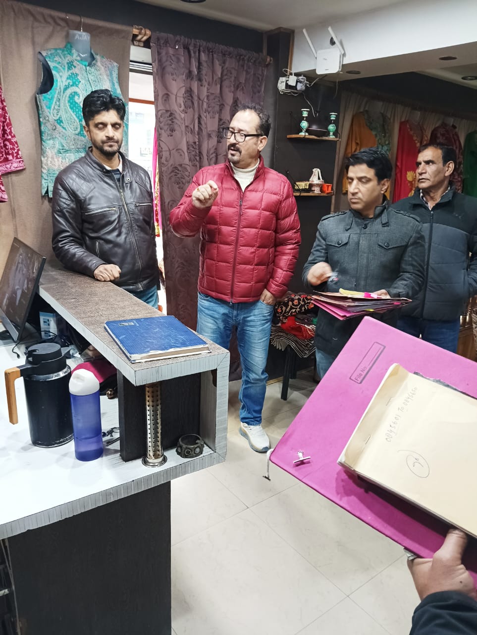 Quality Control wing of Handicrafts Deptt conducts inspection drive of Handicraft dealers