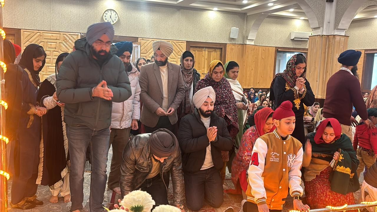 Sikh devotees pray at Gurdwara Chatti Padshahi on Gurupurub on Monday