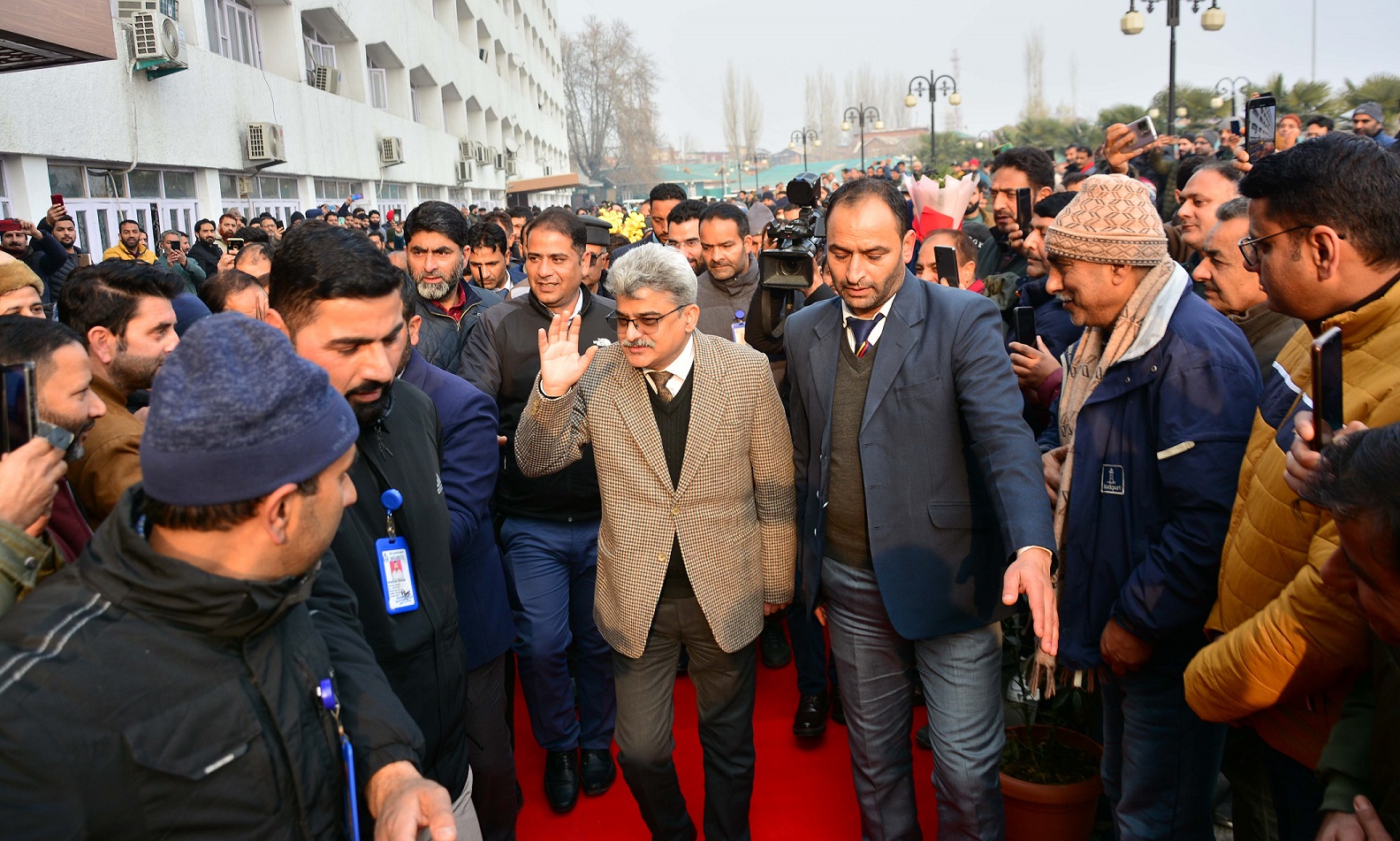 Atal Dulloo accorded rousing welcome at Srinagar Secretariat
