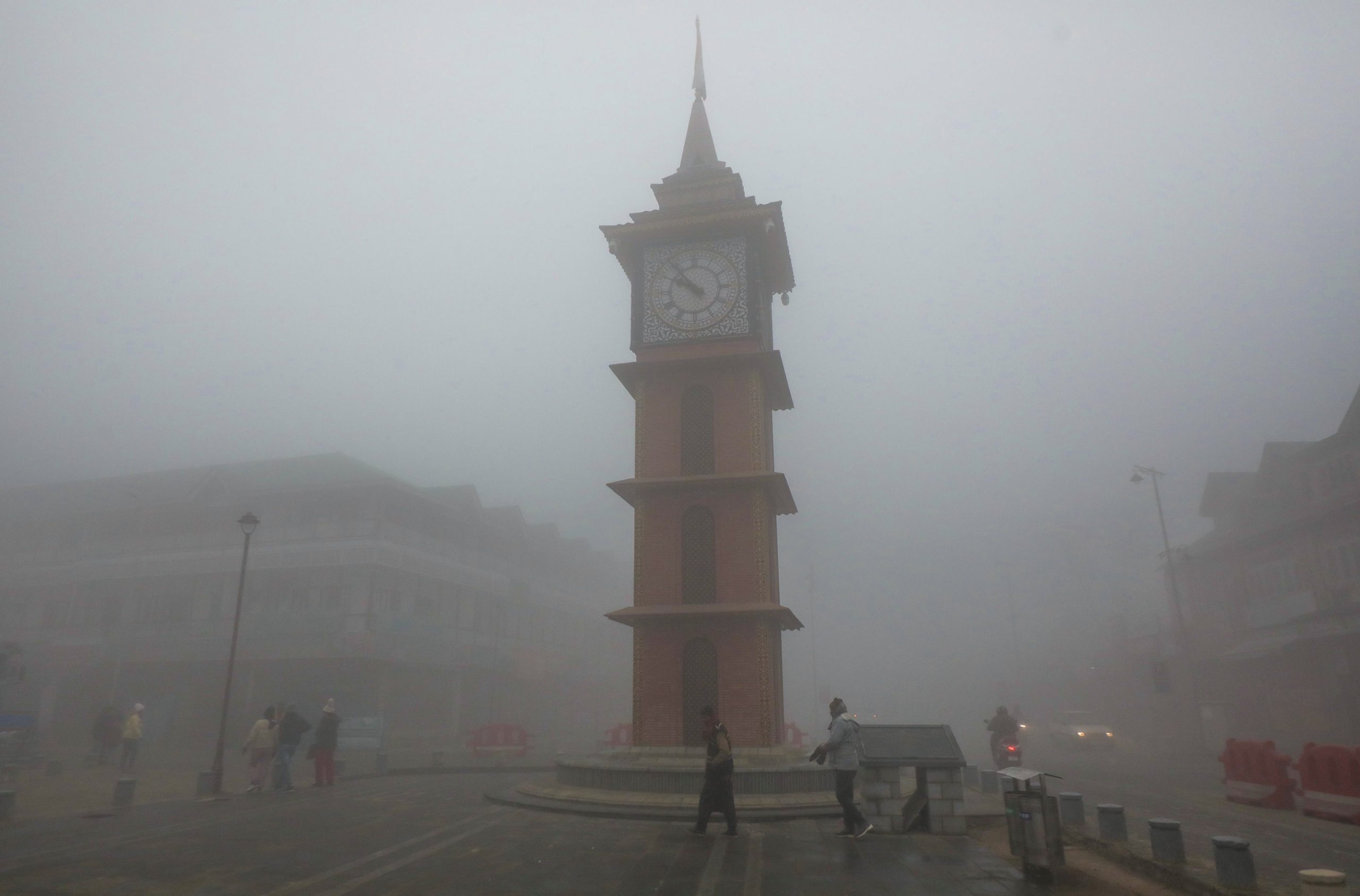 Thick blanket of fog covers Srinagar