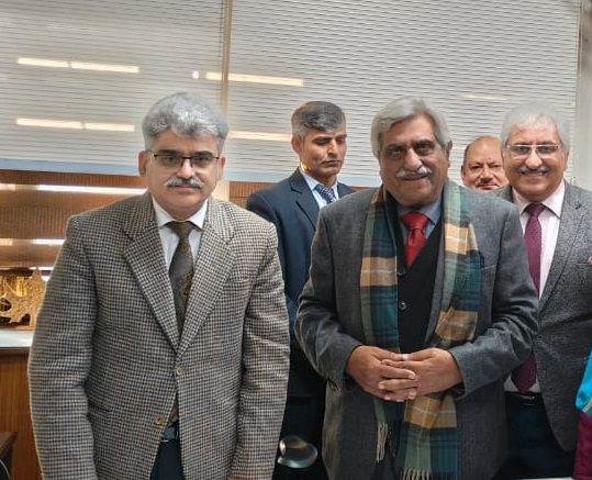 HSEK delegation calls on CS to apprise him about their developmental activities