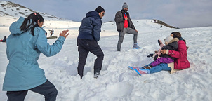 Tourists head to Sinthan Top amid lack of snow in valley