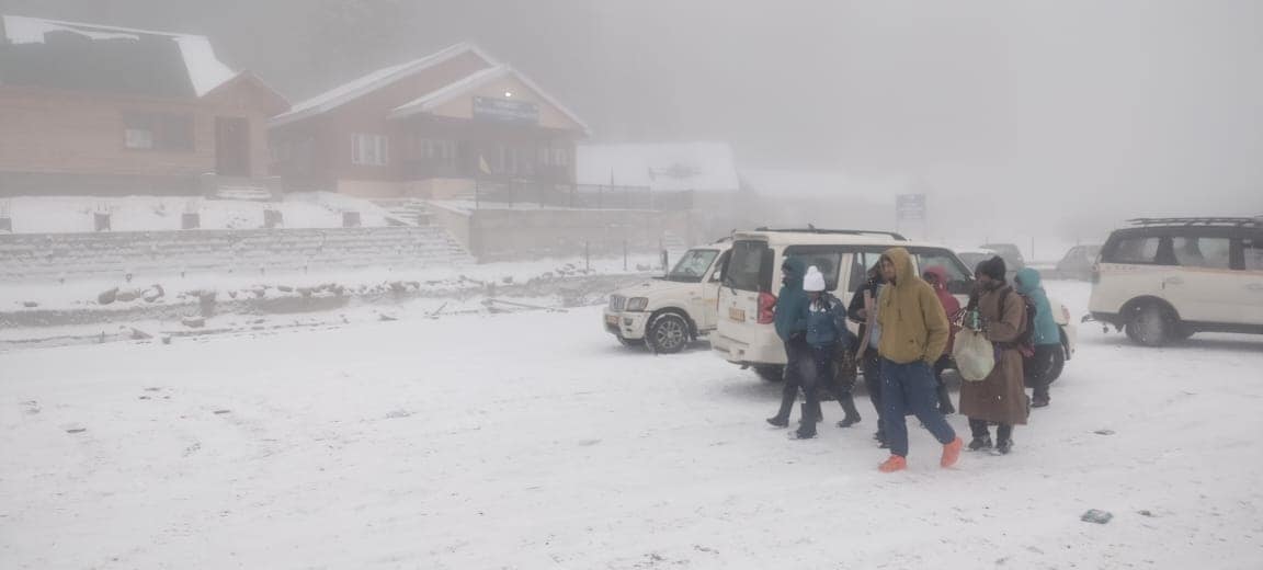 SDM Gulmarg issues winter advisory for visitors