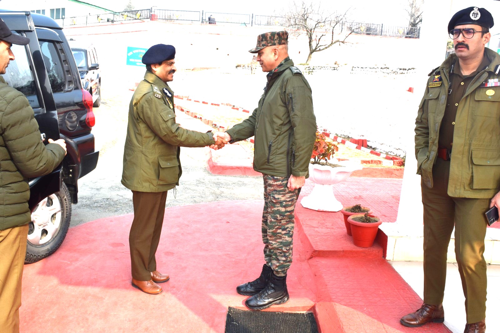 DGP visits Victor Force Awantipora; appreciates synergy between forces