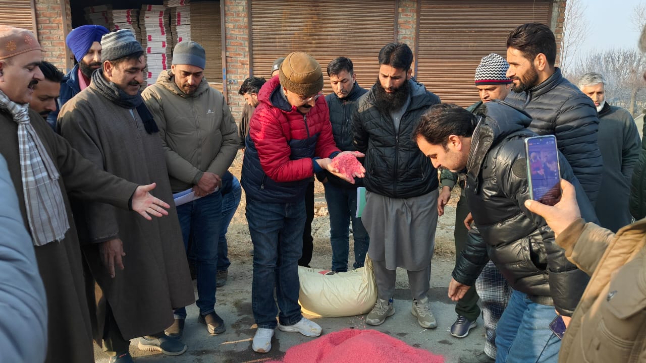 Enforcement team of agri deptt seizes bags of duplicate spurious fertilizers at Sopore