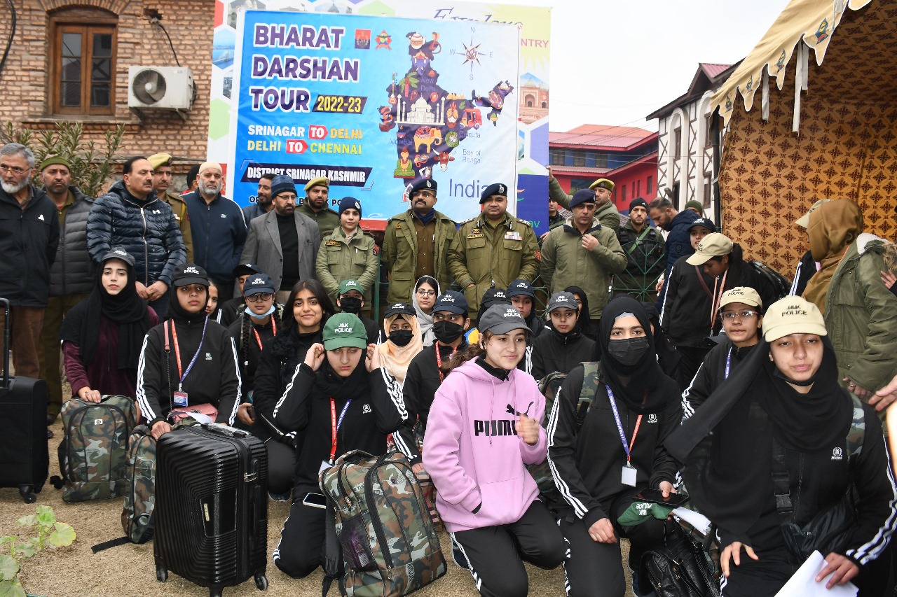 IGP Kashmir flags off 1st batch of students for Bharat Darshan Tour