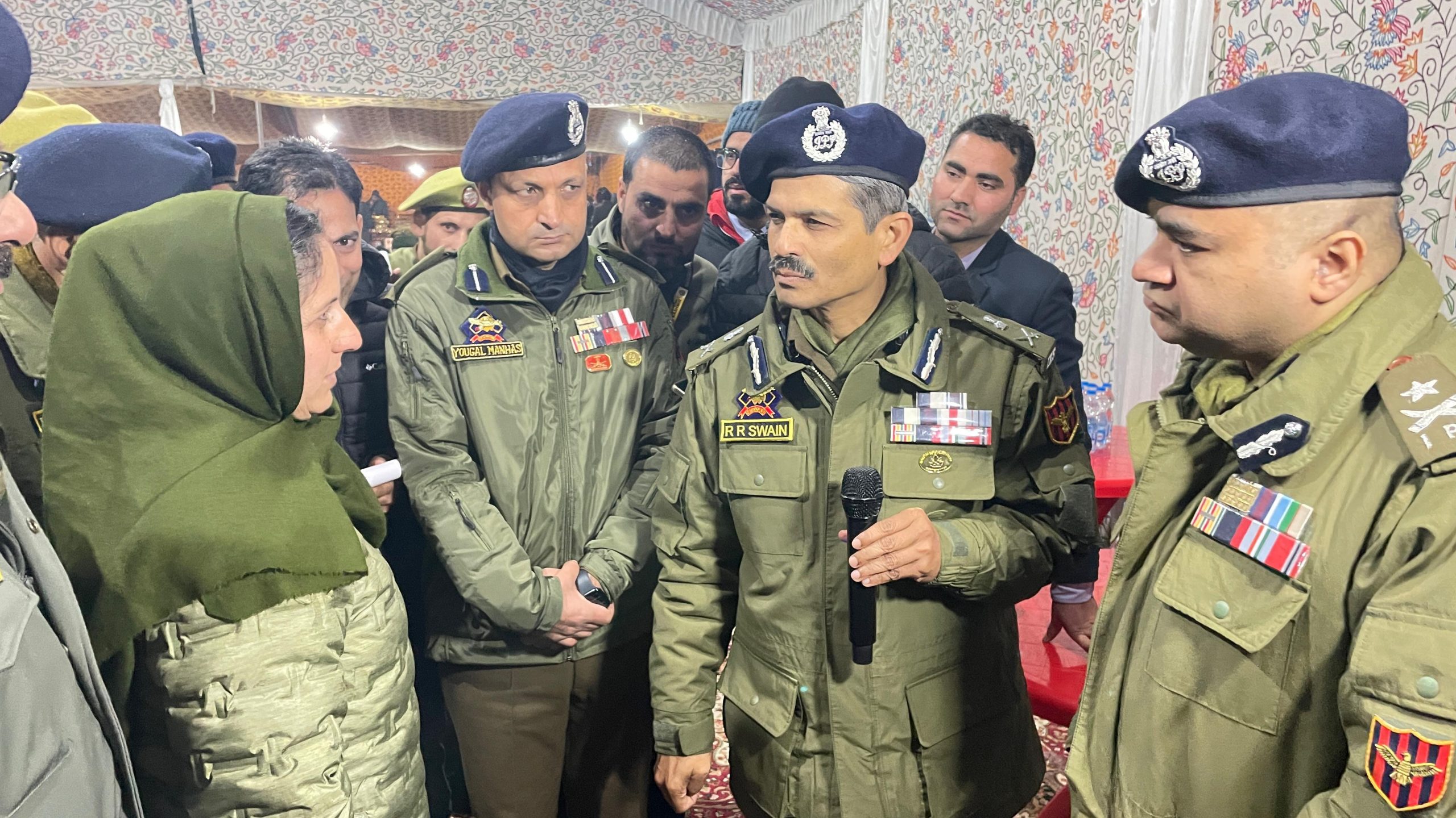 DGP interacts with Police personnel in Kupwara; participates in Bara Khana Programme