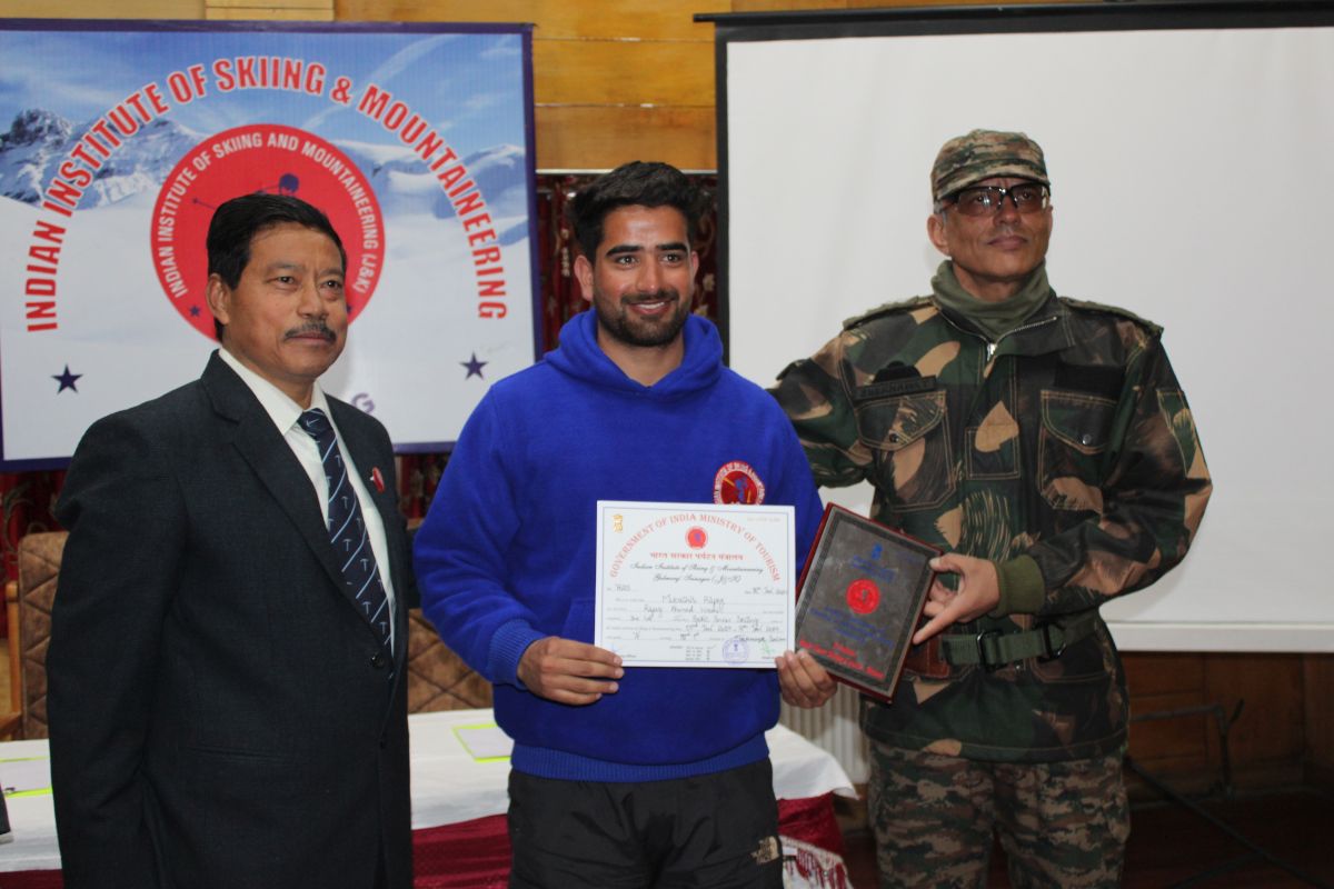 Brig Saurabh Singh Shekhawaat felicitates students of IISM at Gulmarg