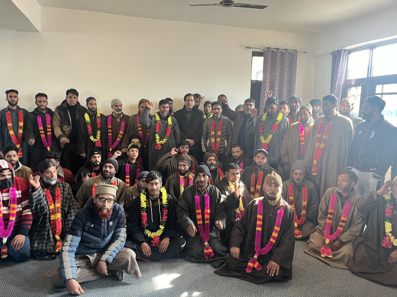 Scores of prominent political workers, youth from Lolab join PC