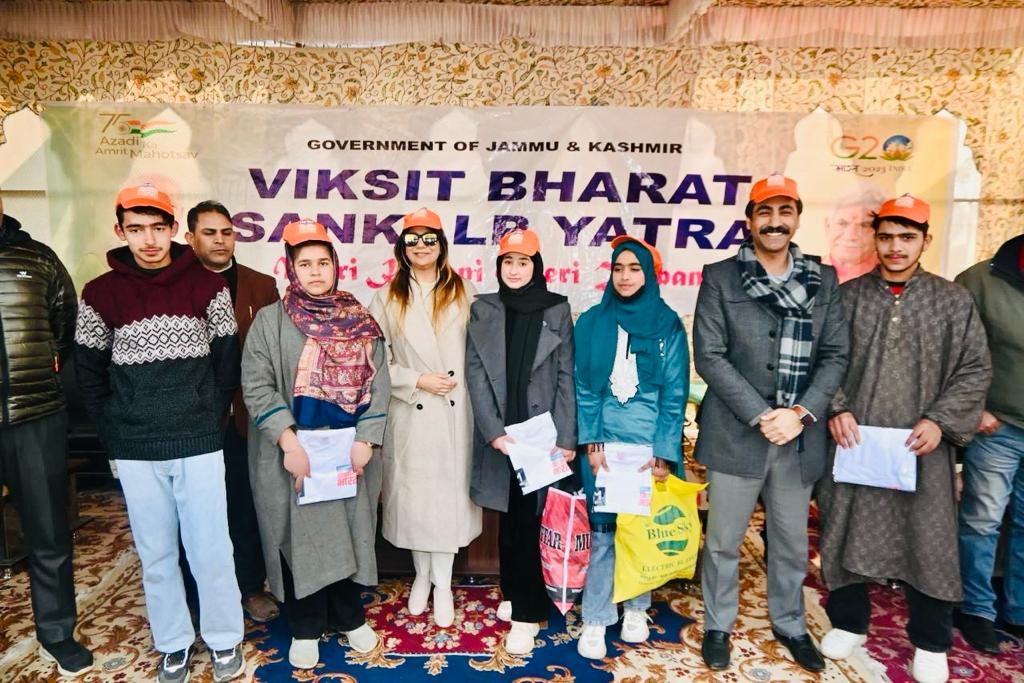 Yasha Mudgal joins Viksit Bharat Sankalp Yatra at Bijbehara