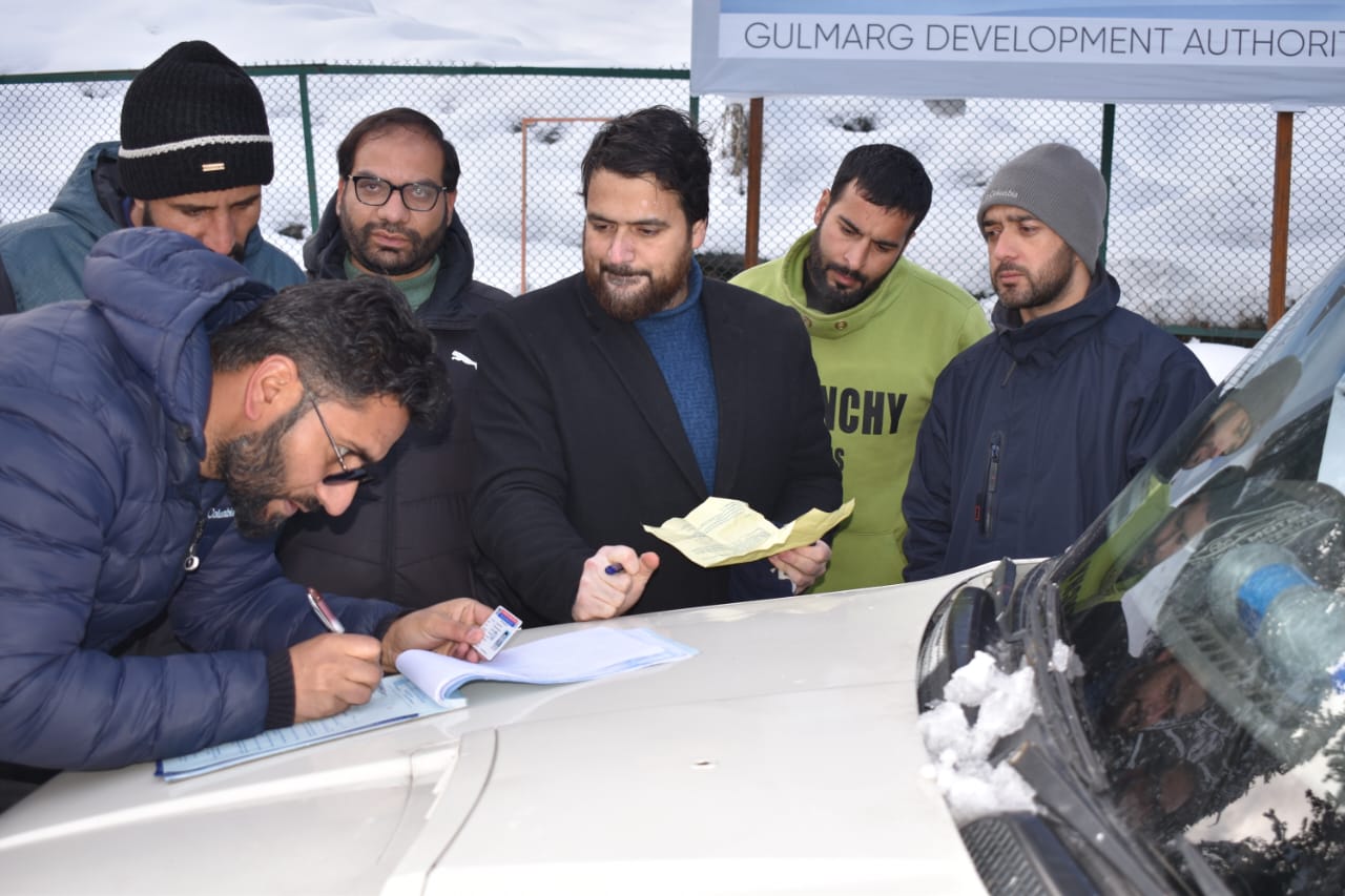 MVD cracks whip on traffic violators in Baramulla District