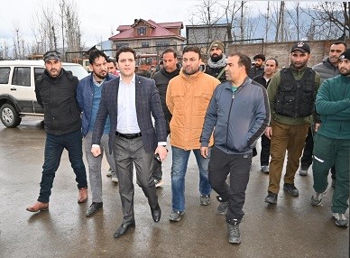 DC visits Mechanical Field Sub-Division Kulgam