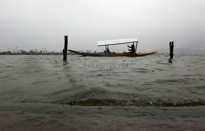 Gusty Winds: Tourism Dept, houseboat association rescue, transport stranded tourists from houseboats