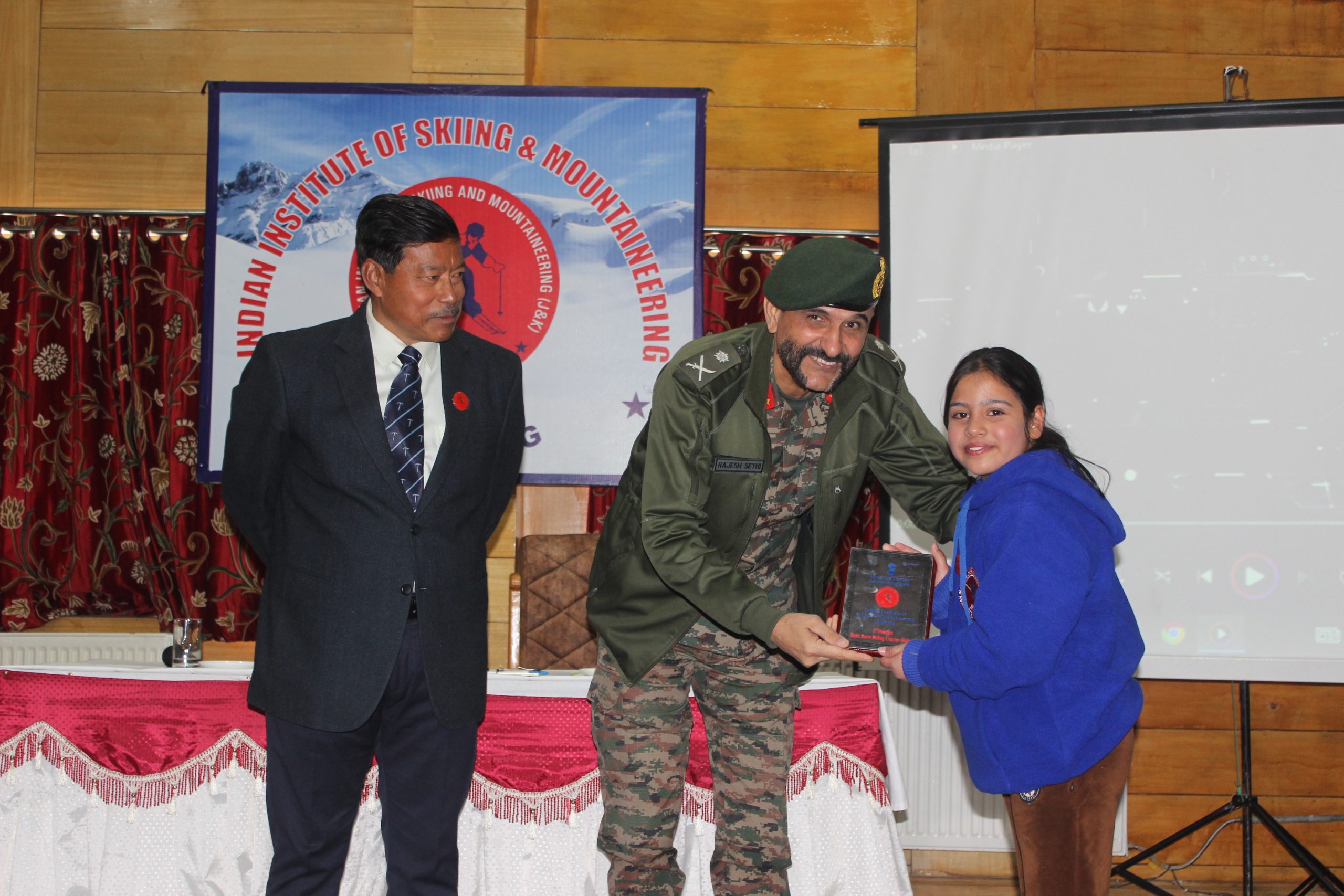 Maj Gen Rajesh Sethi felicitates students of IISM