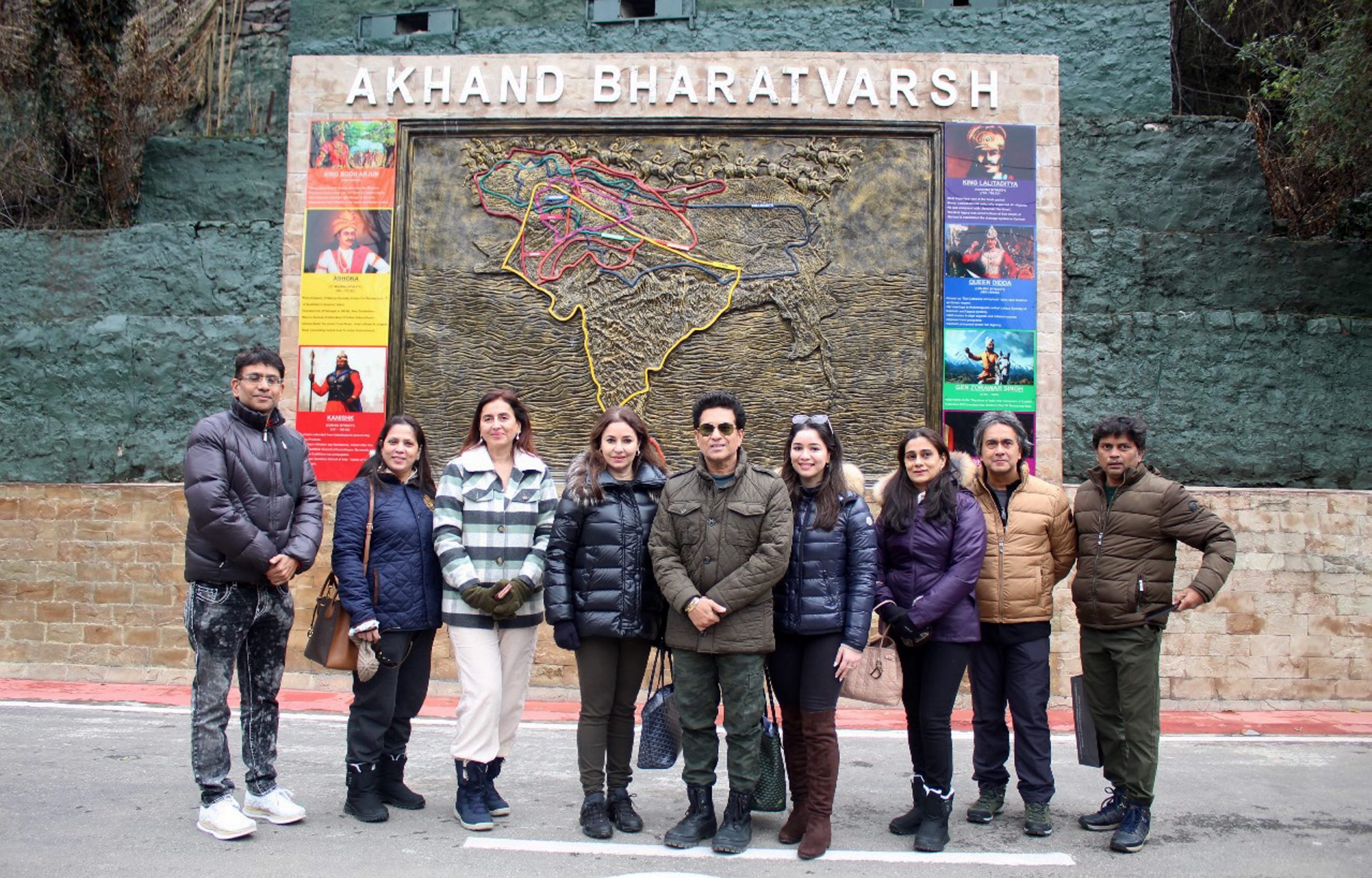Kaun hai tumhara bowler? Tendulkar plays gully cricket in Kashmir