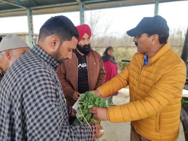 Director Agri visits SMF Tapper Kreeri, Floriculture Farm Nunar Ganderbal