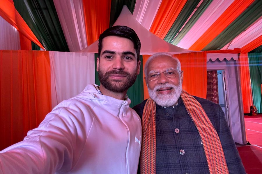 Modi takes selfie with Kashmiri beekeeper, calls him ‘friend’
