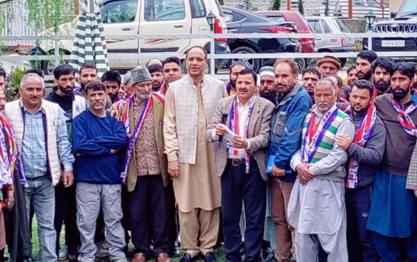 Ashraf Mir continues his poll campaign; visits Kangan for public outreach