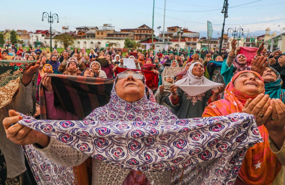 Women devotees attend special prayers at Dargah Hazratbal, observing the martyrdom day of Hazrat Ali (RA), the fourth Caliph and son-in-law of Prophet Muhammad (SAW). The Prophet’s Holy Relic too was displaced for public viewing on the occasion.