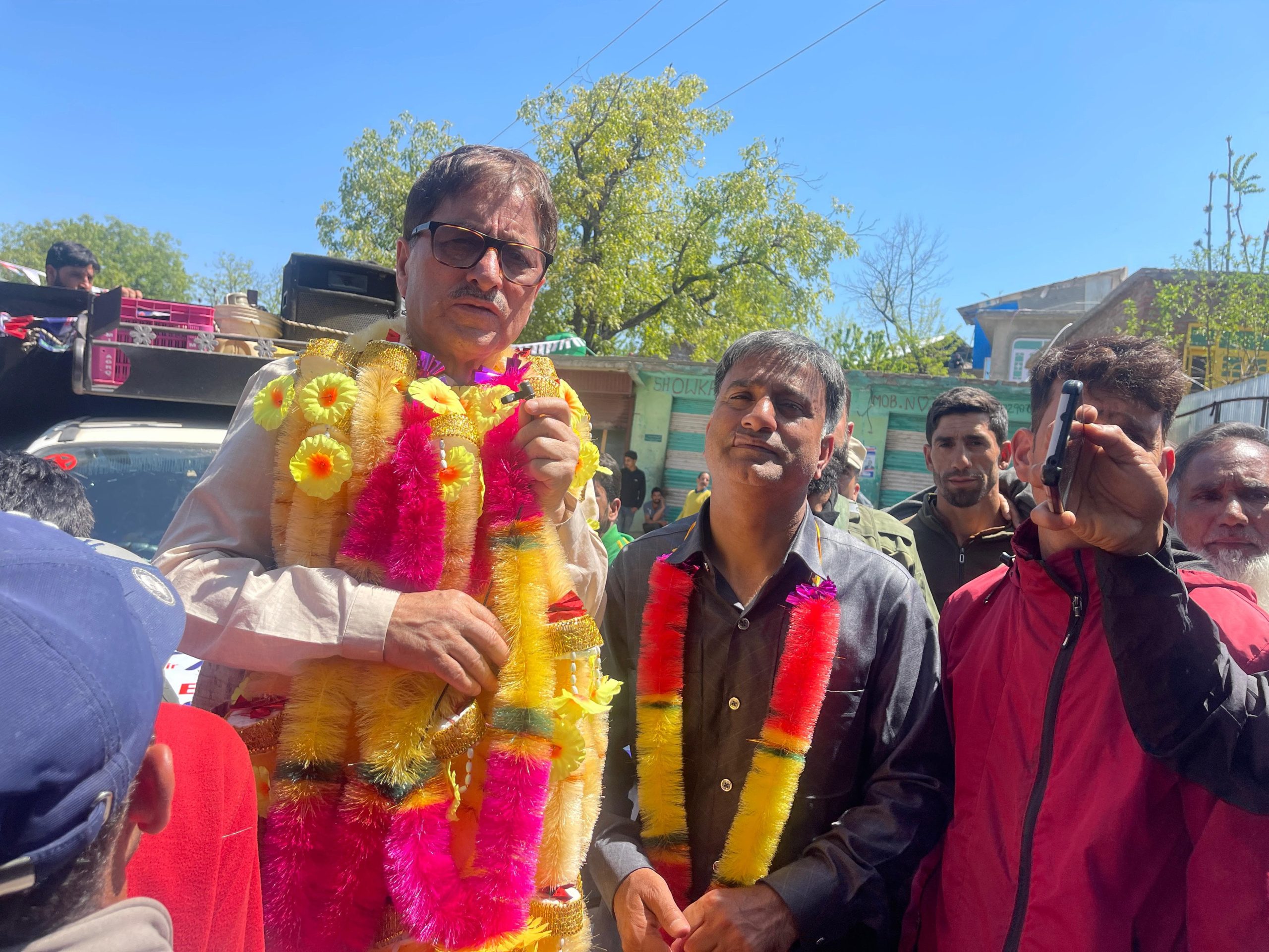 Manhas holds roadshow in Zainapora constituency