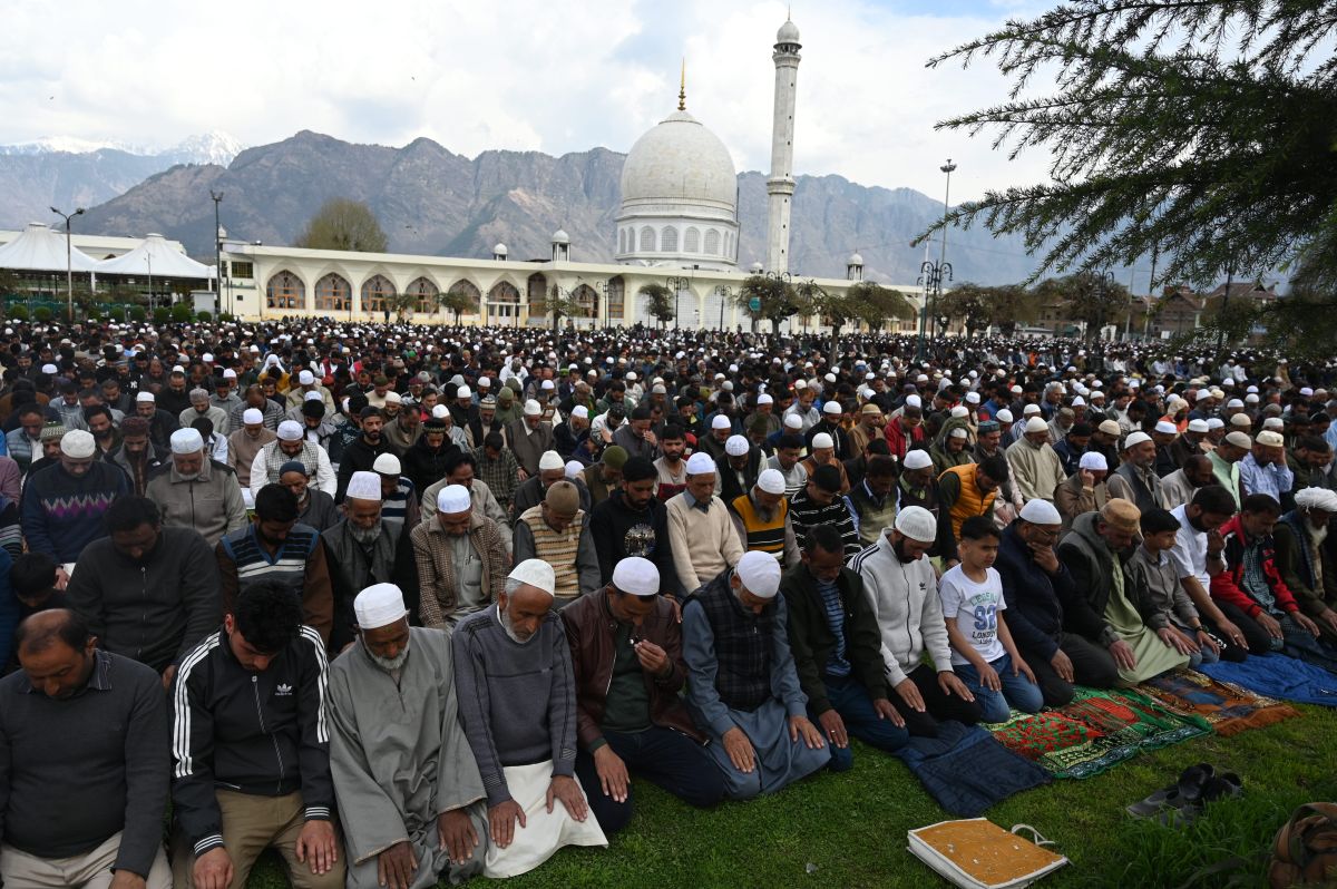 Jumat-ul-Vida observed with religious fervor across Kashmir