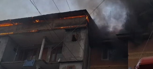 Fire breaks out in two commercial buildings in Srinagar