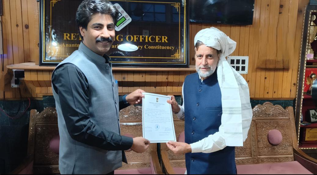 Returning Officer Anantnag, Fakhrudin Hamid, handing over winner’s certificate to National Conference Candidate Mian Altaf.